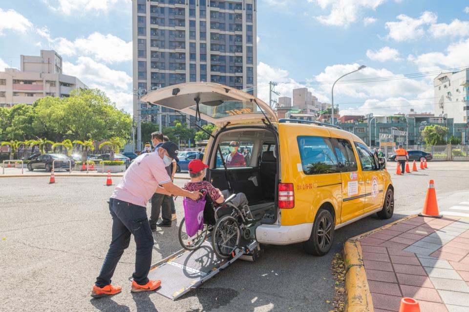 桃園市府安排疫苗計程車，接送需要接種疫苗民眾到接種站。   圖：桃園市政府／提供