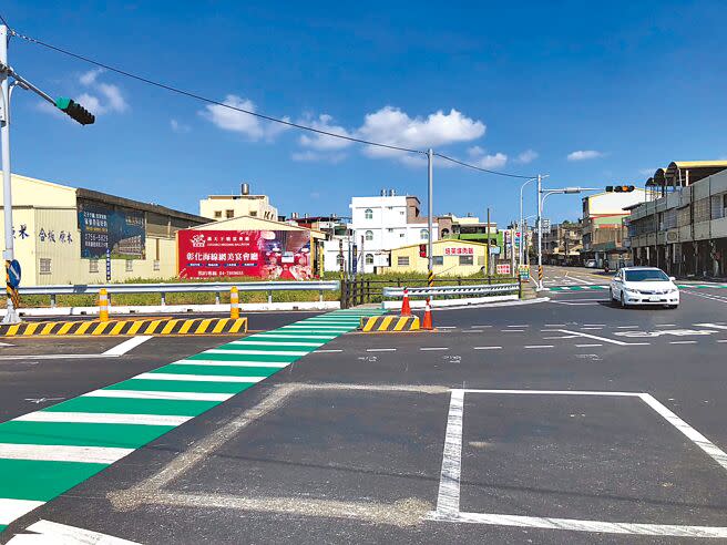 彰縣府在和美鎮嘉卿路路口集設左轉附加車道、庇護島、街角保護行人區域與綠底白線行穿道的交叉路口，以保障行人用路安全。（孫英哲攝）