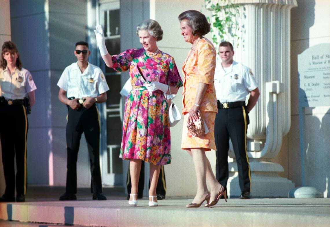 Queen Elizabeth and Dallas Mayor Annette Straus.