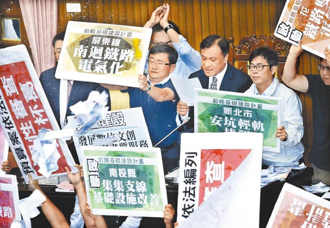 圖為前立法院長蘇嘉全在民進黨立委護駕中，宣布通過前瞻預算案付委審查。（本報資料照片）