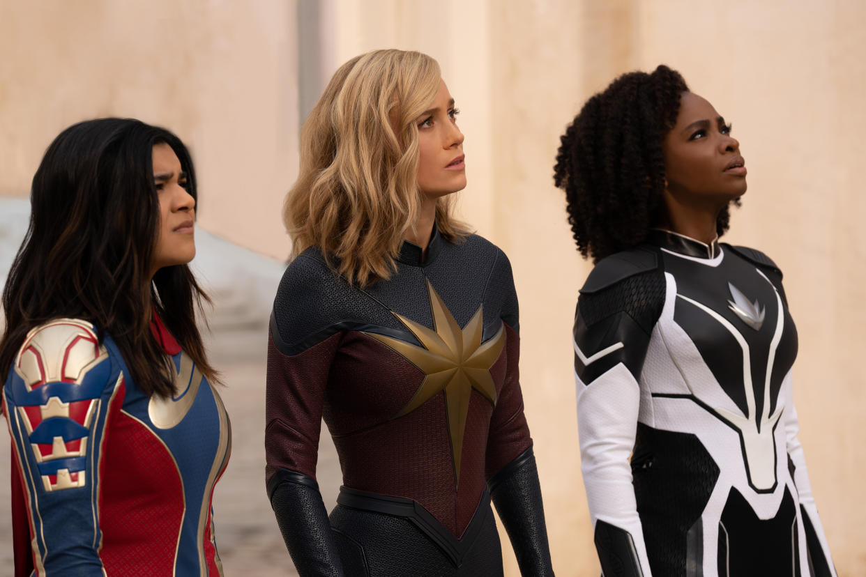 (De izquierda a derecha): Iman Vellani como Ms. Marvel/Kamala Khan, Brie Larson como Capitana Marvel/Carol Danvers y Teyonah Parris como la Capitana Monica Rambeau en THE MARVELS de Marvel Studios. (Foto de Laura Radford. © 2023 MARVEL)