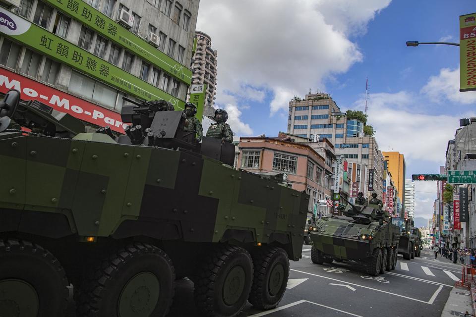 2021年10月10日台北，雙十節國慶大會，軍車在街道行駛。