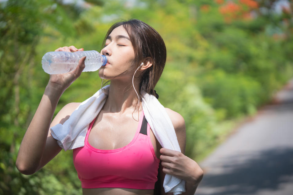 多喝水、補充魚油或蛋白等營養品，能幫助加速跑後恢復。（Getty Images）