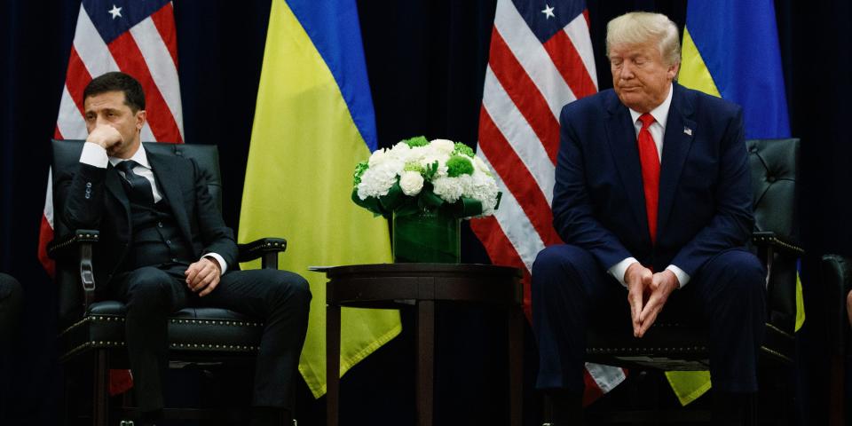 President Donald Trump (right) meets with Ukrainian President Volodymyr Zelensky (left)