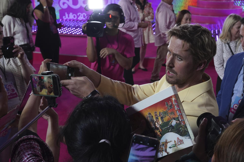 El actor Ryan Gosling saluda a fans en la alfombra rosa de la película "Barbie" en la Ciudad de México el jueves 6 de julio de 2023. (Foto AP/Marco Ugarte)