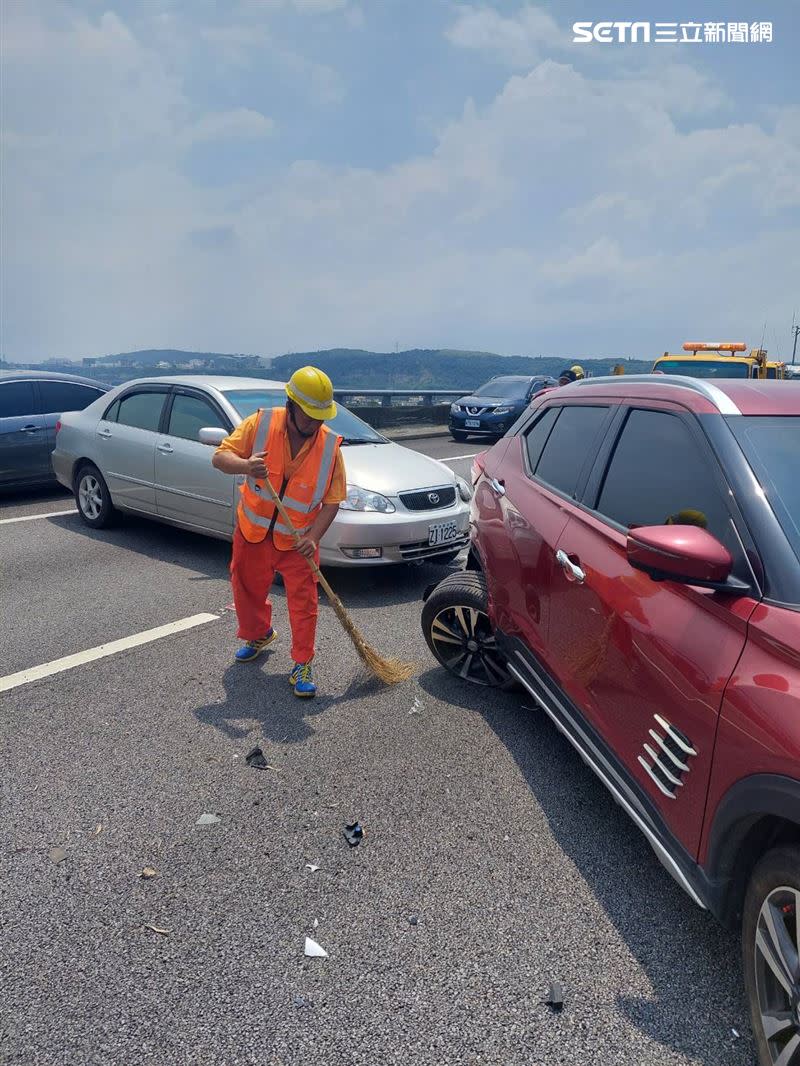 國道三號苗栗後龍路段發生連環車禍，現場進行清理。（圖／民眾提供）