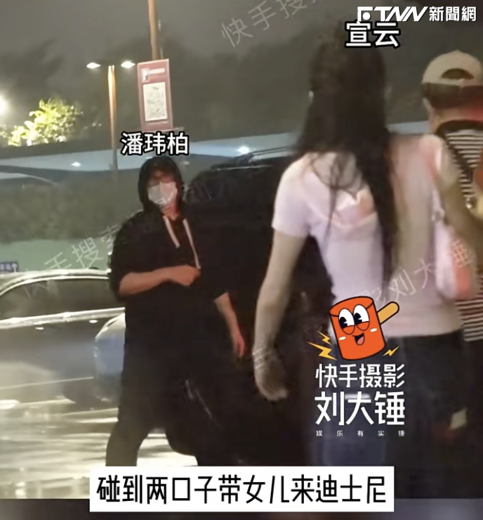 潘瑋柏（左）在車邊等待妻女上車。（圖／攝影劉大錘微博）