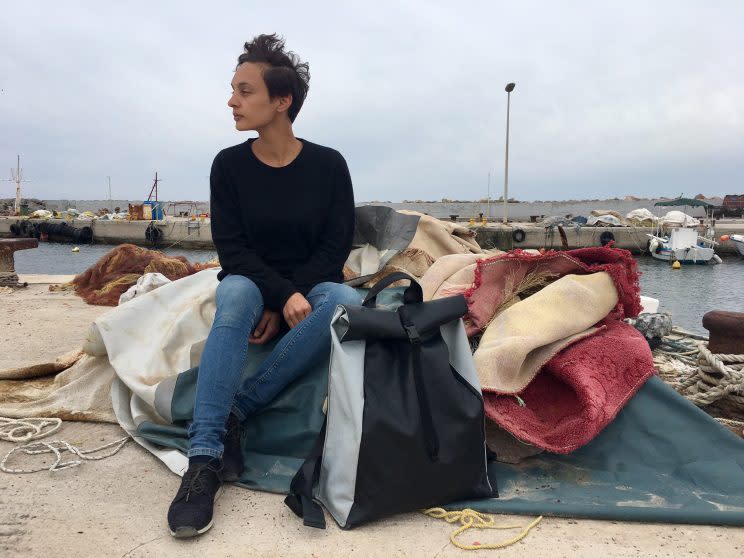 Nora Azzaoui mit dem Mimycri Rucksack auf Chios. – Foto: Mimycri