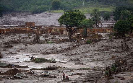 Rescue workers search for victims at Bento Rodrigues district that was covered with mud after a dam owned by Vale SA and BHP Billiton Ltd burst, in Mariana, Brazil, November 8, 2015. REUTERS/Ricardo Moraes