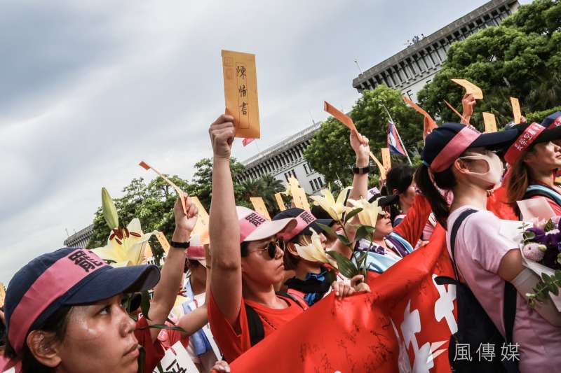 20190705-「長榮罷工」桃園市空服員職業工會5日苦行至凱道召開記者會，空服員高舉陳情書。（簡必丞攝）