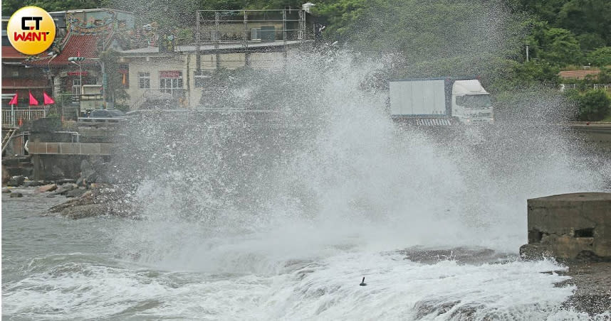 颱風卡努預計今晚觸陸，北台灣越晚風雨越猛。（圖／李宗明攝）