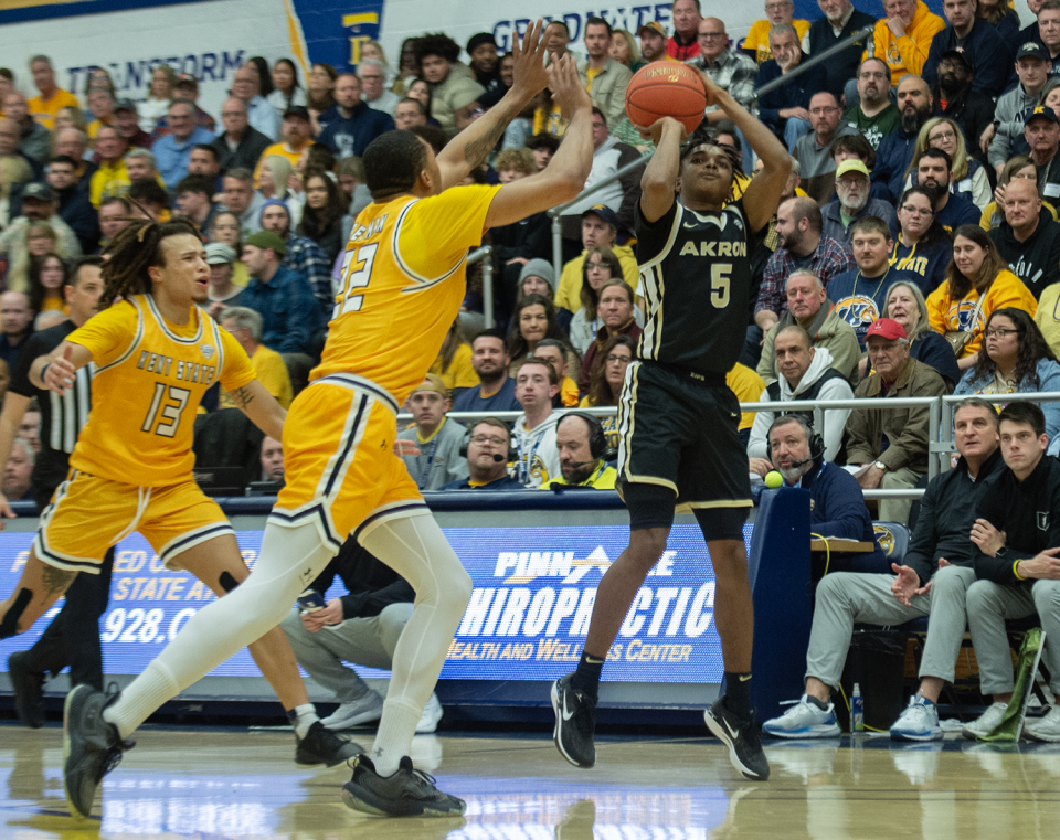Tavari Johnson of Akron takes a shot while defended by Kent State's Tyem Freeman and Jalen Sullinger, Jan. 19, 2024.
