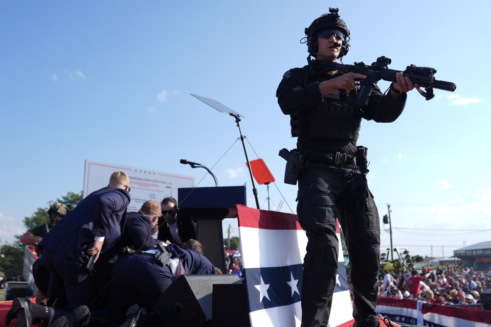 El expresidente y virtual candidato republicano a la presidencia Donald Trump es custodiado por agentes del Servicio Secreto de Estados Unidos en un acto de campaña, el sábado 13 de julio de 2024, en Butler, Pensilvania. (AP Foto/Evan Vucci)