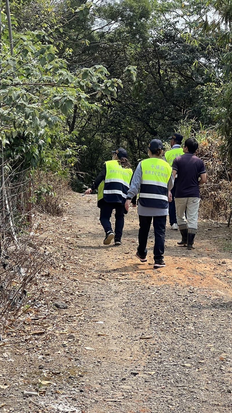 社區巡守隊連日來尋找狒狒身影。（圖／翻攝畫面）