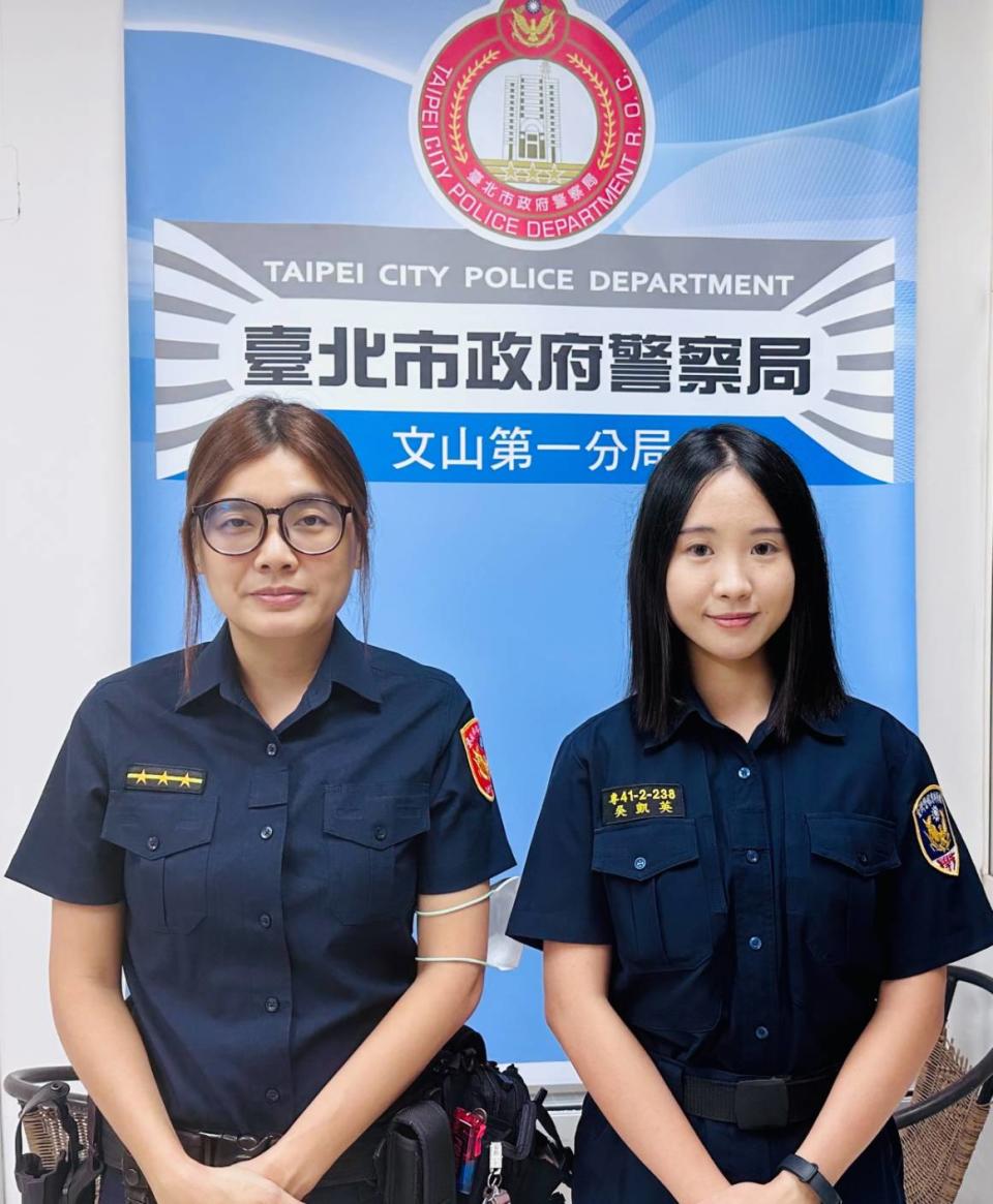 文山一分局木新派出所女警李婕如（圖左） 警專實習生吳凱英（圖右）調閱監視器找到現金失主，失主領回時感動萬分。(記者張欽攝影)