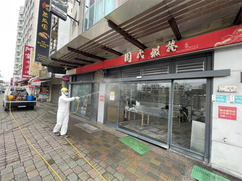案18399曾到訪安平區周氏蝦捲台南總店，目前衛生局已派人完成消毒作業。（翻攝自周氏蝦捲臉書）