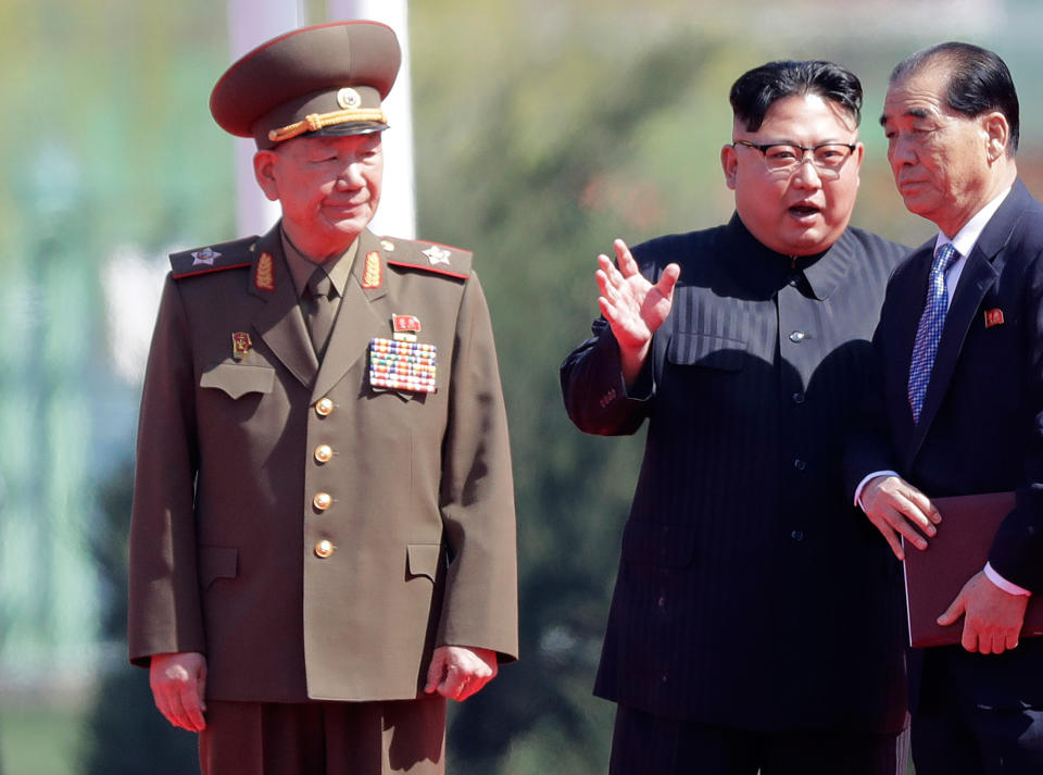 Hwang Pyong-so (links) gilt als enger Vertrauter von Nordkoreas Staatsoberhaupt Kim Jong-un und als zweitmächtigster Mann des Landes. (Bild: AP Photo)