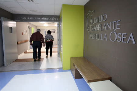 People walk in a corridor of the Bone Marrow Transplant Center at the hospital Auxilio Mutuo in San Juan, October 20, 2015. REUTERS/Alvin Baez