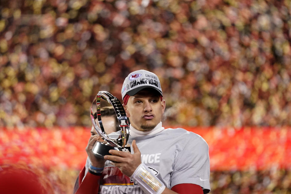 El quarterback Patrick Mahomes de los Chiefs de Kansas City sostiene el trofeo tras la victoria ante los Bengals de Cincinnati en el campeonato de la AFC, el domingo 29 de enero de 2023, en Kansas City, Missouri. (AP Foto/Brynn Anderson)