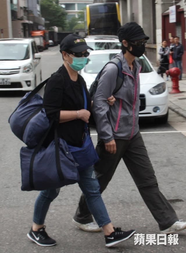 藍的胞姐（右）戴了黑帽、黑超和黑口罩遮樣，着了上次認屍的灰色外套。