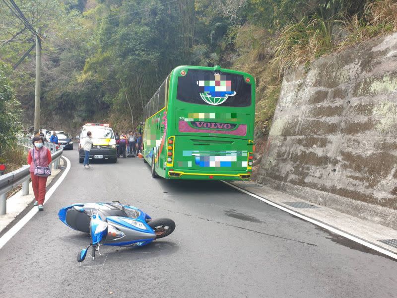 ▲機車騎士逆向超車結果反應不及，急煞打滑側摔滑進對向遊覽車車底。機車則彈飛到遊覽車後方。（圖／大溪分局提供）