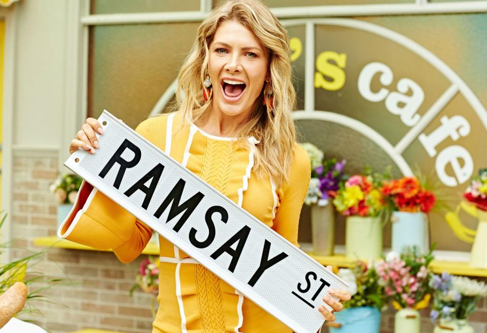 natalie bassingthwaighte as izzy hoyland in neighbours