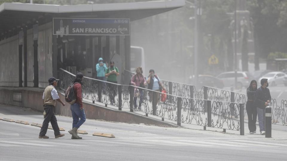 Estación de transporte público en Puebla donde se ve un halo blanco en el aire por las cenizas.