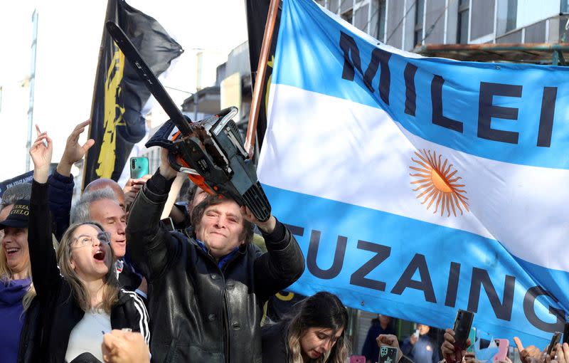 El candidato presidencial argentino Javier Milei se encuentra con seguidores en un acto de campaña en Buenos Aires