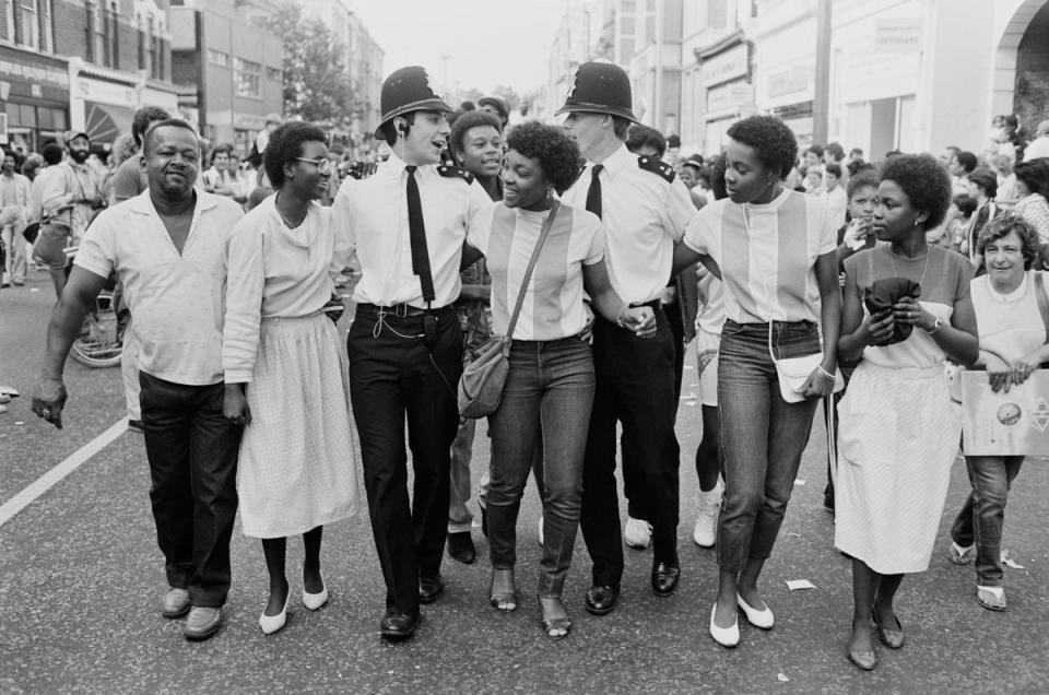 Police constables with festival goers at Notting Hill Carnival, London, UK, 29th August 1983 (Getty Images)
