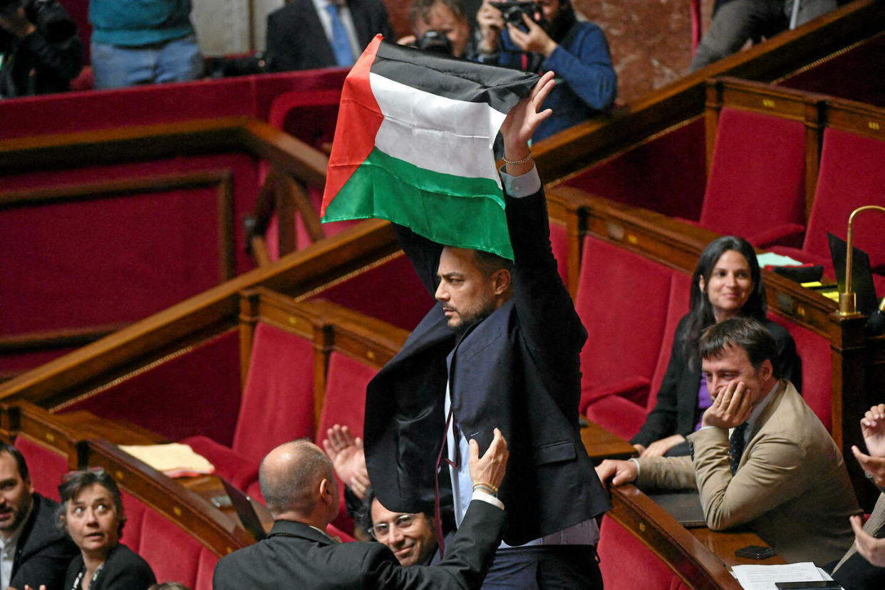 Sébastien Delogu, député du groupe La France insoumise, agite le drapeau palestinien pendant la séance des questions au gouvernement, à Paris, le 28 mai 2024.  - Credit:Urman Lionel / Urman Lionel/ABACA
