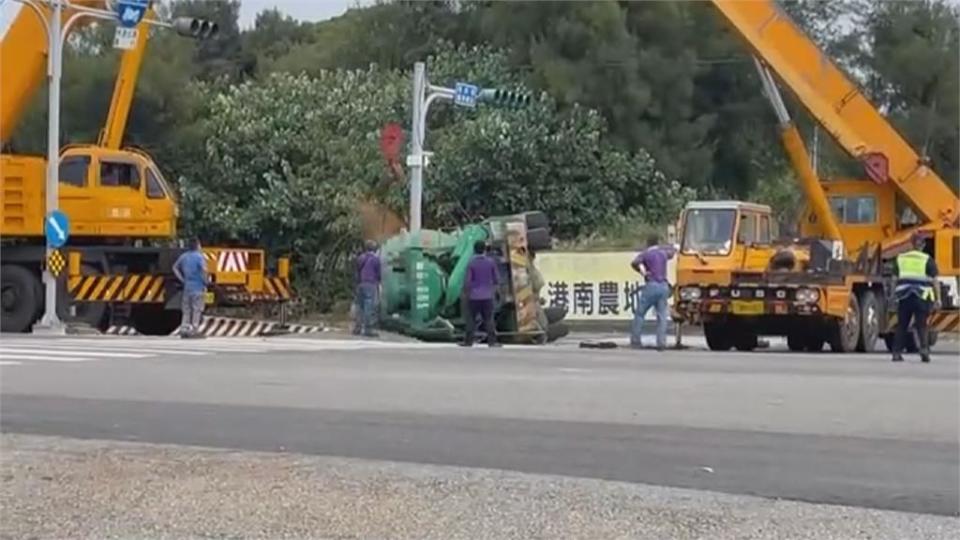 驚險2秒鐘！混凝土車轉彎翻覆　機車騎士經過險遭波及