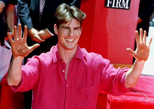 Tom Cruise a son étoile ! Il trempe ses mains dans le ciment lors d'une cérémonie d'honneur sur le Walk of Fame de Hollywood Boulevard le 28 juin 1993. (Reuters)