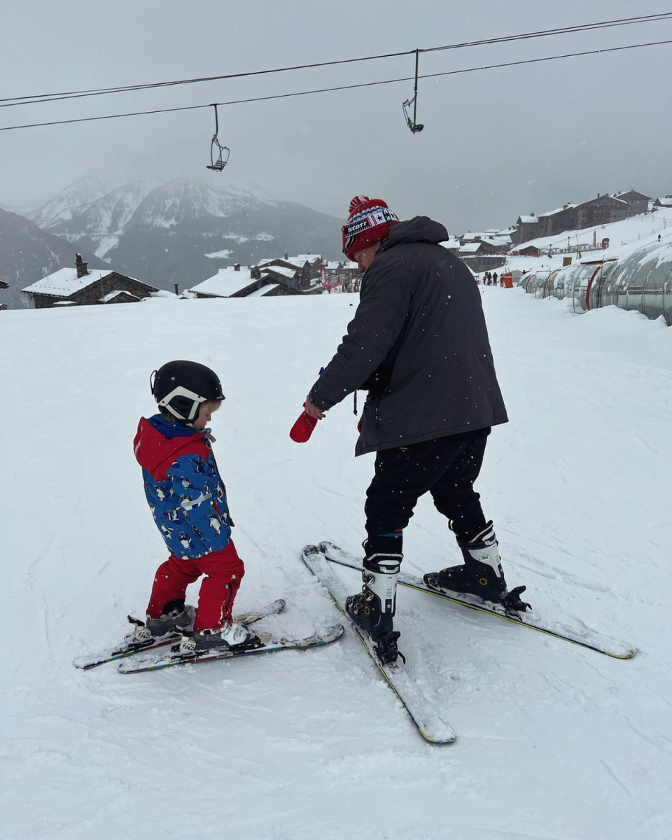 Carrie Johnson and her husband Boris looked super loved up in a snap from their lavish ski trip with their children. (Carrie Johnson / Instagram)