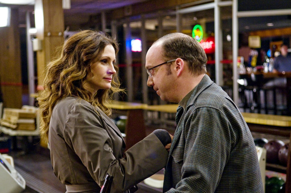 Julia Roberts and Paul Giamatti stare at each other