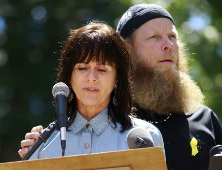 Jani and Bob Bergdahl, the parents of captured U.S. Army Sergeant Bowe Bergdahl, address a rally held in their son's honor in Haley, Idaho June 22, 2013. REUTERS/Brian Losness