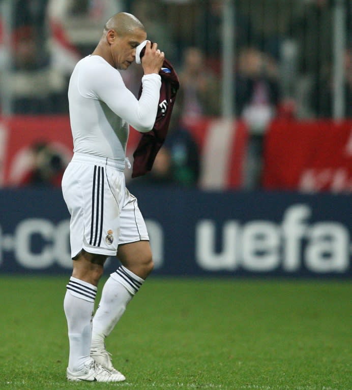 El defensa brasileño del Real Madrid Roberto Carlos se retira del terreno de juego tras perder 2-1 contra el Bayern en semifinales de la Liga de Campeones de 2007, en el Allianz Arena Stadium de Múnich el 7 de marzo de 2007. AFP PHOTO/ PIERRE-PHILIPPE MARCOU (PIERRE-PHILIPPE MARCOU)