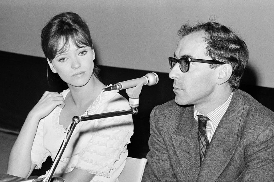 ARCHIVO – El director de cine Jean Luc Godard, derecha, y la actriz francesa Anna Karina en el Festival Internacional de Cine de Venecia en Venecia el 31 de agosto de 1965. Godard, el famoso “enfant terrible” del cine francés de la Nouvelle Vague (la Nueva Ola), quien revolucionó el cine popular en la década de 1960 con su ópera prima “À bout de souffle” (“Sin aliento”), y por años fue uno de los directores más influyentes en el cine, falleció el martes 13 de septiembre de 2022. Tenía 91 años. (Foto AP/Mario Torrisi, File)