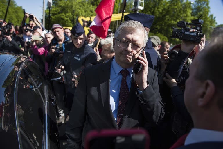 El embajador de Rusia en Polonia, Sergey Andreev, habla por teléfono durante una protesta celebrada en el cementerio de soldados soviéticos en el "Día de la Victoria" de Rusia. Los ucranianos protestaron en el cementerio de Varsovia ante los soldados del Ejército Rojo que murieron durante la Segunda Guerra Mundial. Foto: Attila Husejnow/SOPA Imágenes vía ZUMA Press Wire/dpa