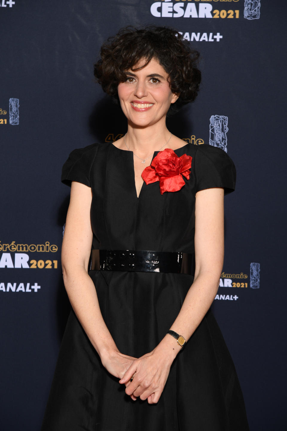 <p>Catherine Bozorgan a tiré son épingle du jeu avec une grosse broche en forme de rose rouge, pour casser le côté classique de sa petite robe noire. (Photo by Pascal Le Segretain/Pool/SC Pool - Corbis/Corbis via Getty Images)</p> 