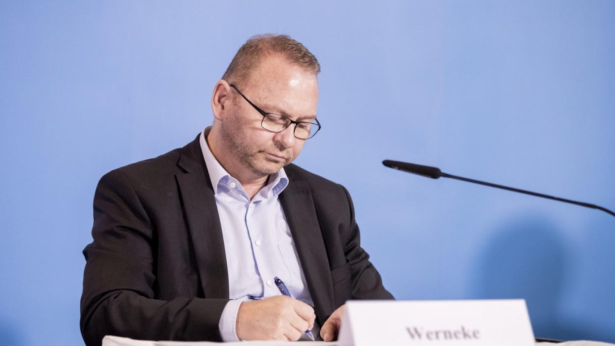 Frank Werneke, Verdi-Vorsitzender, unterzeichnet am 25. Oktober die Einigung der Tarifverhandlungen für den öffentlichen Dienst von Bund und Kommunen.