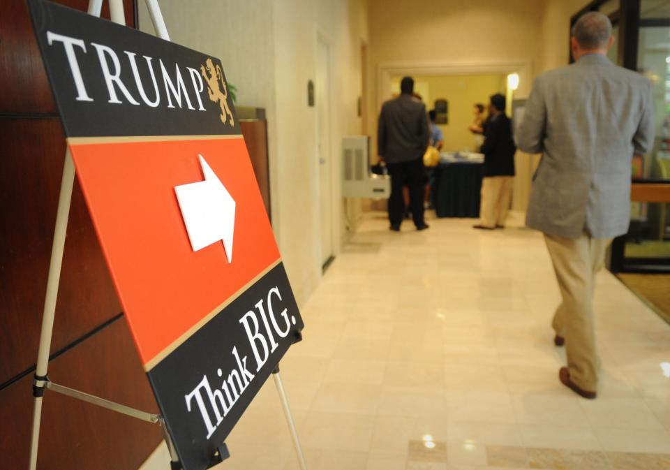 Students enter a Holiday Inn hotel to take the free intro class taught by the professors of Trump University in 2009. (Photo : Sarah L. Voisin/The Washington Post via Getty Images)