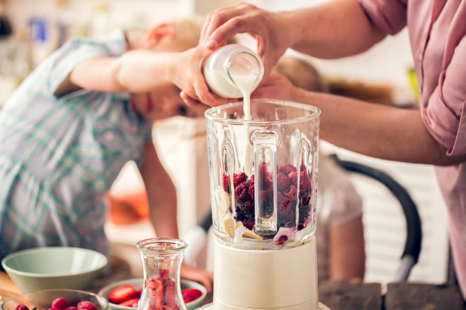 Kokosmilch kann eine gesunde Grundlage in Smoothies sein. (Bild: Getty Images)