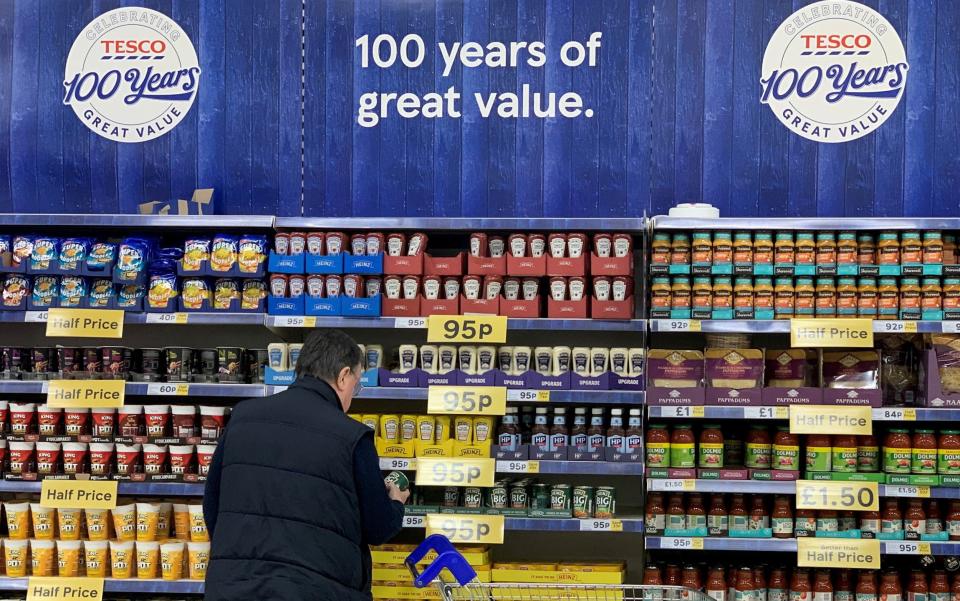 Tesco получает скидку на стоимость жизни – REUTERS/Phil Noble/File Photo