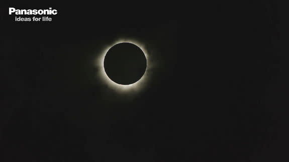 The moon completely blocks the sun over Australia on Nov. 13, 2012 (EST).