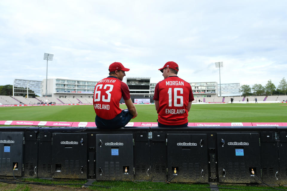 SOUTHAMPTON, ENGLAND - SEPTEMBER 06: Jos Buttler and Eoin Morgan of England talk following their victory during the second Vitality International Twenty20 match between England and Australia at The Ageas Bowl on September 06, 2020 in Southampton, England. (Photo by Dan Mullan/Getty Images)