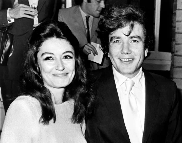 La actriz francesa Anouk Aimée y el actor británico Albert Finney sonríen tras su boda, el 8 de agosto de 1970 en Londres (-)