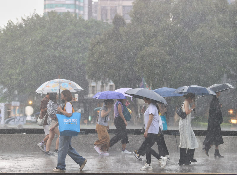 北北基桃大雨特報（2） 中央氣象署1日針對北北基桃地區發布大雨特報，由 於對流雲系發展旺盛，易有短延時強降雨，提醒外出 民眾應注意雷擊及強陣風。圖為台北市中正區街頭民 眾在大雨中撐傘前行。 中央社記者謝佳璋攝  113年7月1日 