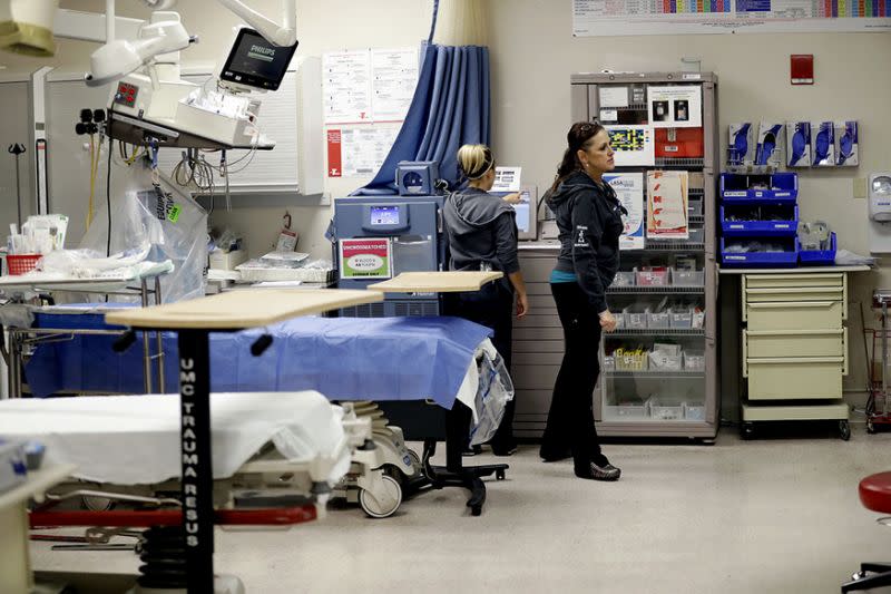 Trauma-Krankenschwester Julie Naderson, rechts, am 3. Oktober 2017 im Traumazentrum des University Medical Center in Las Vegas, nachdem ein Mann das Feuer auf ein Countrymusikkonzert eröffnet hatte. (Photo: AP)