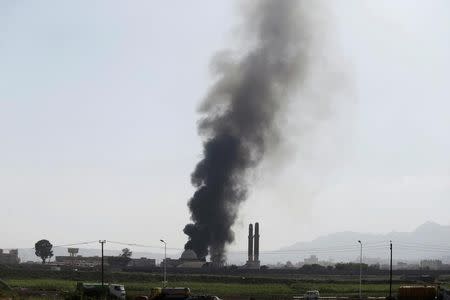 Smoke rises from the site of a Saudi-led air strike in Sanaa, Yemen August 31, 2016. REUTERS/Khaled Abdullah