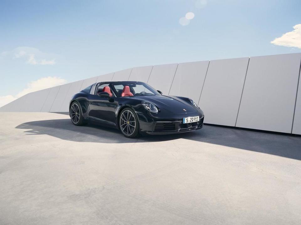 全新911 Targa 4S外型設計具備992世代的設計語彙及元素，兩組LED頭燈之間的前箱蓋有明顯的凹陷設計，呼應第一代911外觀特色。